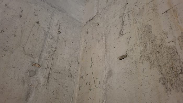 Отчет о приемке 2 км. квартиры в ЖК "Черна Речка ЦДС": Уступ на монолитной стене свыше 20-мм левый верхний угол.