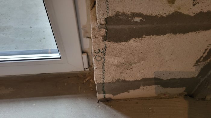 Отчет о приемке 2 км. квартиры в ЖК "Черна Речка ЦДС": Отклонение правого откоса балконного блока от вертикальной плоскости свыше 30 мм.