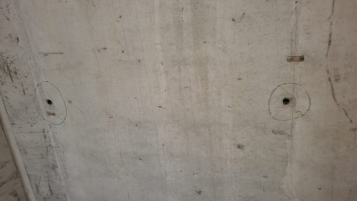 Отчет о приемке 2 км. квартиры в ЖК "Черна Речка ЦДС": Отверстия в левой монолитной стене.