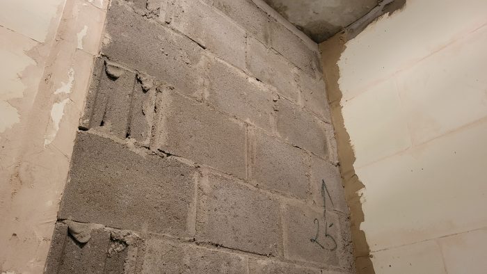 Отчет о приемке 2 км. квартиры в ЖК "Черна Речка ЦДС": Отклонение левой стены от вертикальной плоскости свыше 25 мм.