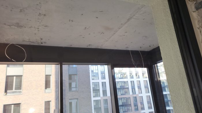 Отчет о приемке 2 км. квартиры в ЖК "БелАрт от РСТИ": Царапины стеклопакета (правый верхний) балконного блока