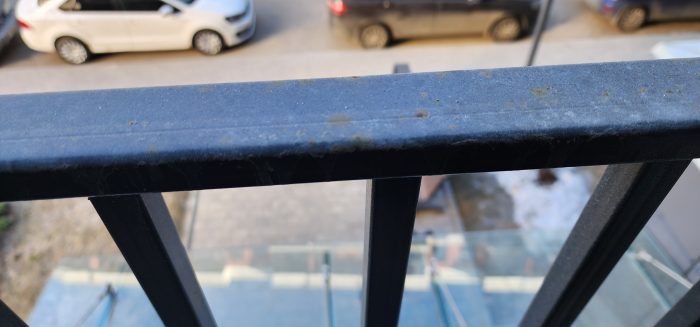 Отчет о приемке 3 км. квартиры в ЖК "Квартал Che от ЭТАЛОН": Нарушено ЛКП ограждение балконного блока 
