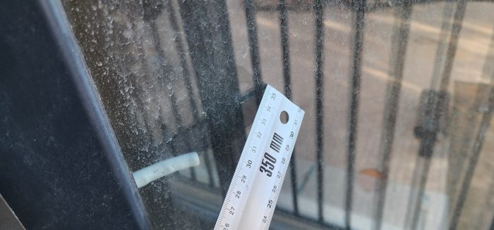 Отчет о приемке 3 км. квартиры в ЖК "Квартал Che от ЭТАЛОН": На стёклах балконного блока присутствуют загрязнения, осмотр целостности 100 % невозможен