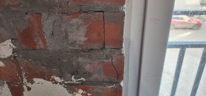 Отчет о приемке 3 км. квартиры в ЖК "Квартал Che от ЭТАЛОН": Нарушена целостность кирпичной кладки фасадной стены 