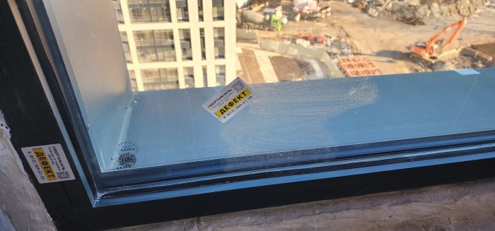 Отчет о приемке 3 км. квартиры в ЖК "Черна Речка ЦДС": Царапины на стеклопакете оконного блока 